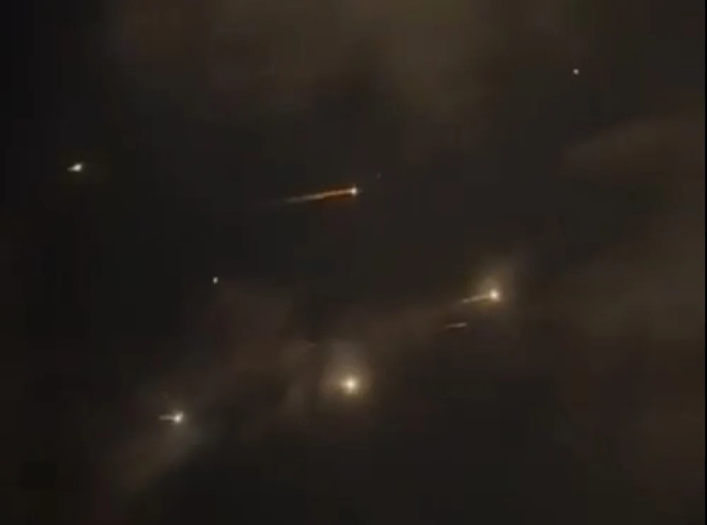 Hezbollah lansează zeci de rachete spre Israel. Armata avertizează asupra unei posibile escaladări în această noapte
