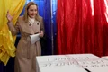 Candidatul USR la funcția de președinte, Elena Lasconi, votează în primul tur al alegerilor prezidențiale, în București. FOTO Inquam Photos / Octav Ganea