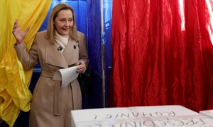 Candidatul USR la funcția de președinte, Elena Lasconi, votează în primul tur al alegerilor prezidențiale, în București. FOTO Inquam Photos / Octav Ganea