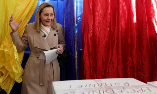 Candidatul USR la funcția de președinte, Elena Lasconi, votează în primul tur al alegerilor prezidențiale, în București. FOTO Inquam Photos / Octav Ganea