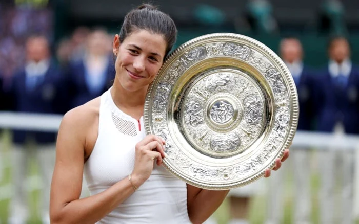 Garbine Muguruza cu trofeul de la Wimbledon. FOTO: Arhiva Adevărul