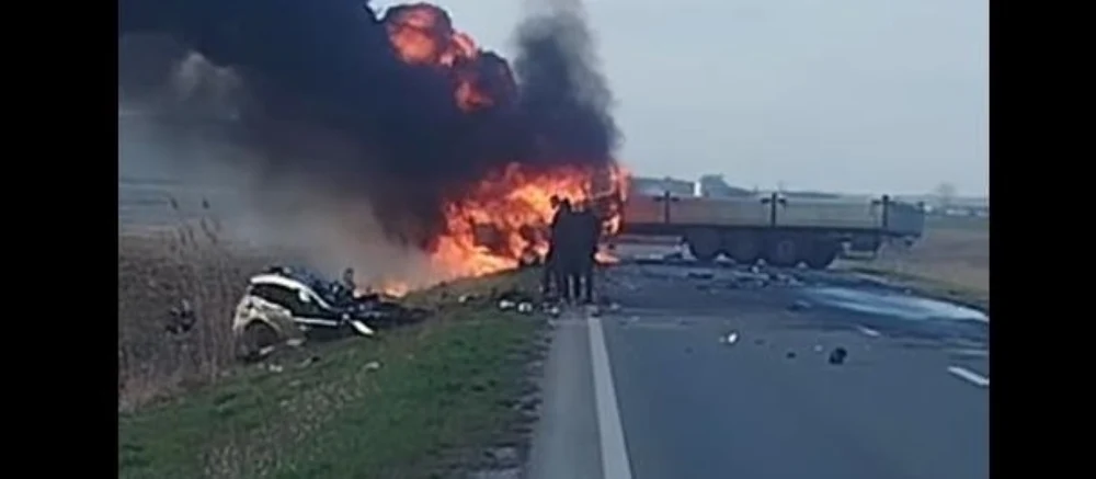 Un bărbat a murit după ce mașina sa a lovit frontal un TIR care s-a răsturnat și a luat foc. Şoferul camionului s-a salvat ieşind prin parbriz
