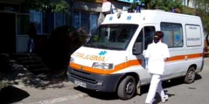 Târgovişte: O fetiţă a fost accidentată după ce a sărit în stradă