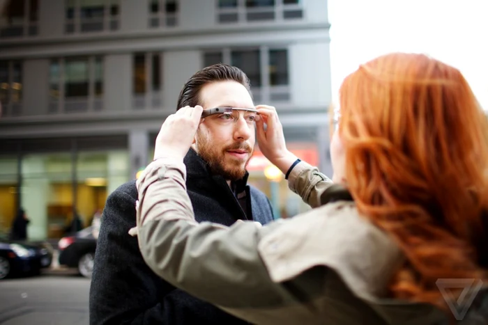 Ochelarii Google Glass vor putea fi cumpăraţi până la finalul lui 2013. FOTO The Verge