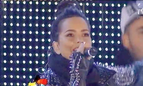 2013  Solista a falsat rău  la concertul de la  Braşov  Ea a şi  recunoscut că  a cântat prost jpeg