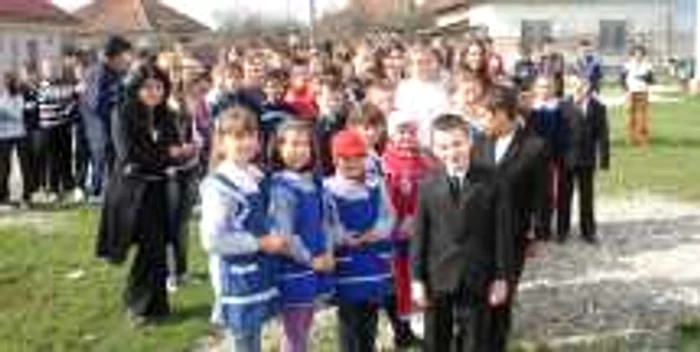 Elevii de la Drăguţeşti se bucură că rămân la şcoală şi după terminarea cursurilor