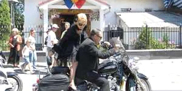 Nuntă pe motocicletă, în două episoade