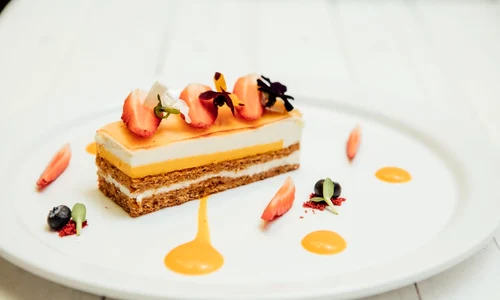 Mousse de ananas cu cocos, fructe proaspete, flori comestibile și sos de mango jpeg