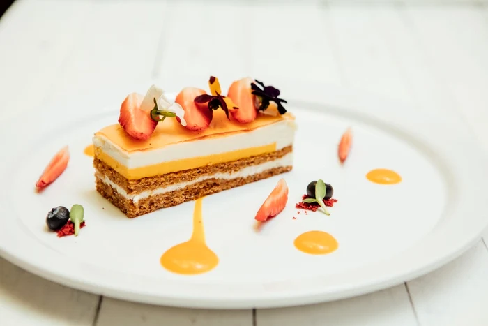 Mousse de ananas cu cocos, fructe proaspete, flori comestibile și sos de mango