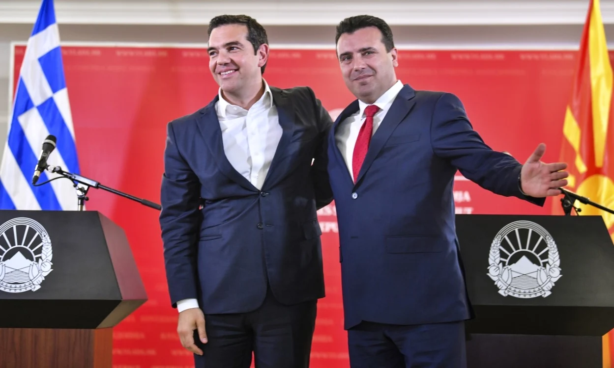 Premierul grec Alexis Tsipras (stânga) şi omologul său nord-macedonean Zoran Zaev îmbrăţişându-se la Skopje, capitala Macedoniei de Nord FOTO EPA-EFE