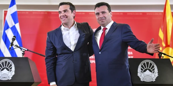 Premierul grec Alexis Tsipras şi premierul nord-macedonean Goran Zaev imbratisandu-se la Skopje FOTO EPA-EFE