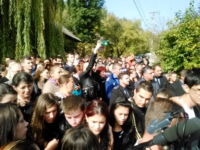 Imagini de la înmormântarea tinerei din Fieni
