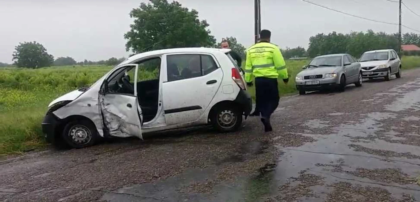 Două autoturisme au fost avariate la Vadu Paşii   Foto reporterbuzoian.ro
