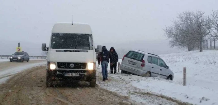 Autoturisme blocate şi drumuri întroienite. FOTO: www.protv.md