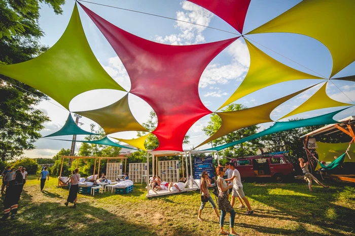 Festivalierii vor avea la dispoziţie o mulţime de zone pentru relaxare FOTO EC