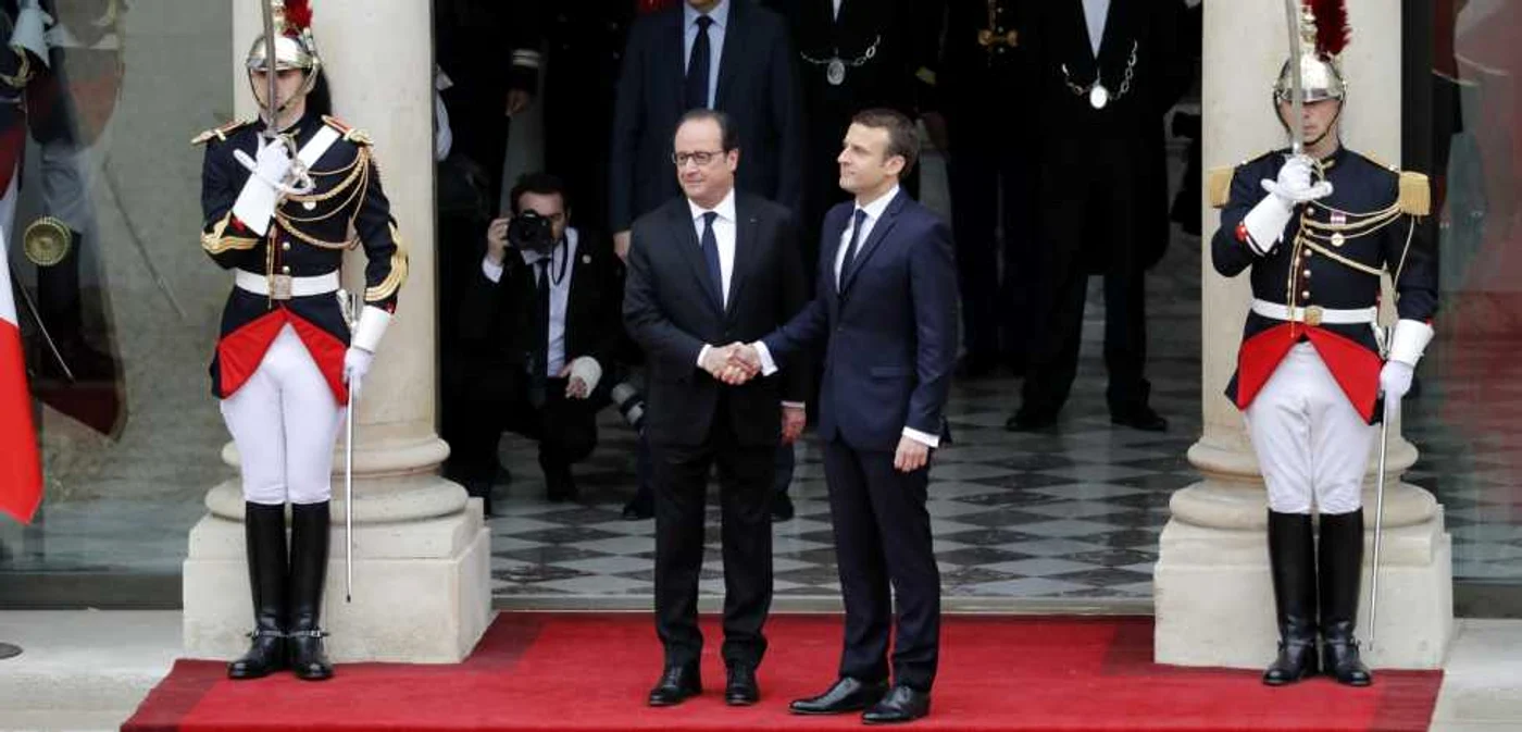 Preşedintele în funcţie, Francois Hollande îi predă ştafeta preşedintelui ales, Emmanuel Macron