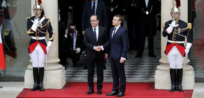 Preşedintele în funcţie, Francois Hollande îi predă ştafeta preşedintelui ales,  Emmanuel Macron