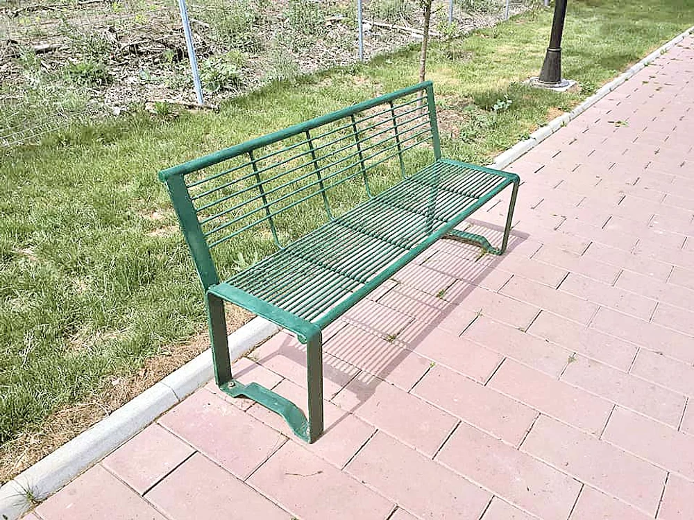 Băncile metalice pot fi folosite  pe post de grătare în zilele de vară