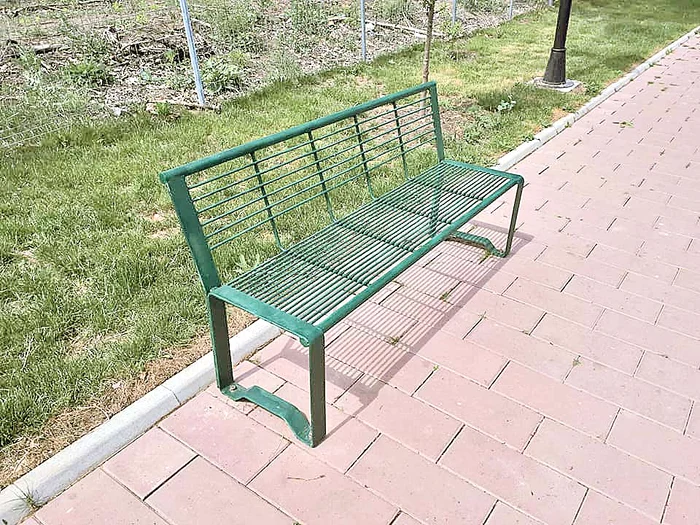 Băncile metalice pot fi folosite pe post de grătare în zilele de vară