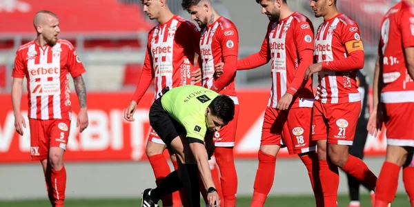 Jucatori UTA Arad arbitrul Marian Barbu FOTO Mediafax / Sebastian Tataru