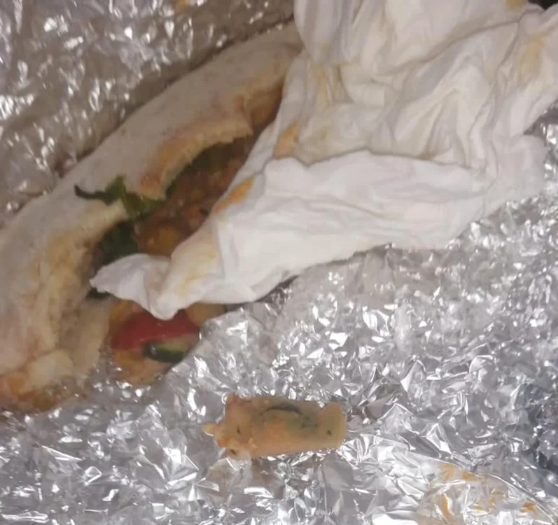 Bucătarul şi-ar fi pierdut bandajul pe care îl avea la deget când frământa coca                    Foto: Facebook