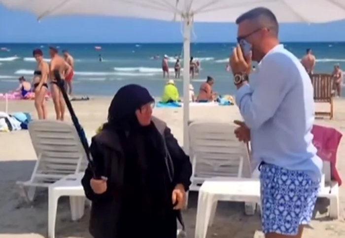 Bărbatul este lovit cu bastonul în mod repetat FOTO: Captura video