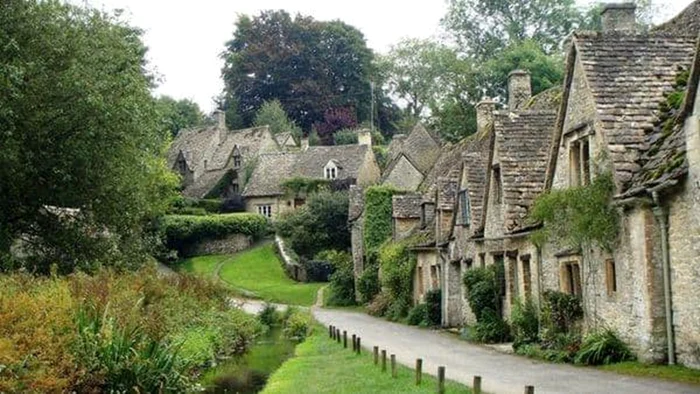 Satul Bibury a fost construit în anul 1380. Foto: Facebook/Bibury, Gloucestershire