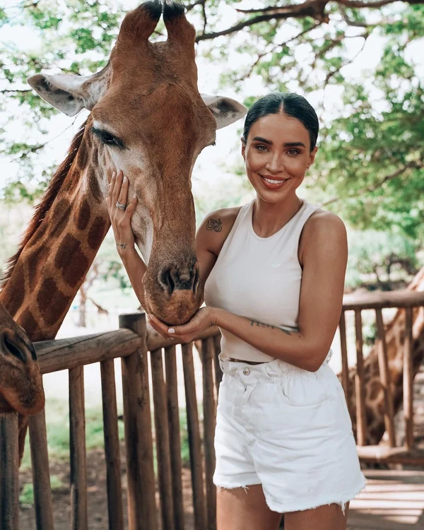 Adelina Pestrițu în Africa jpg
