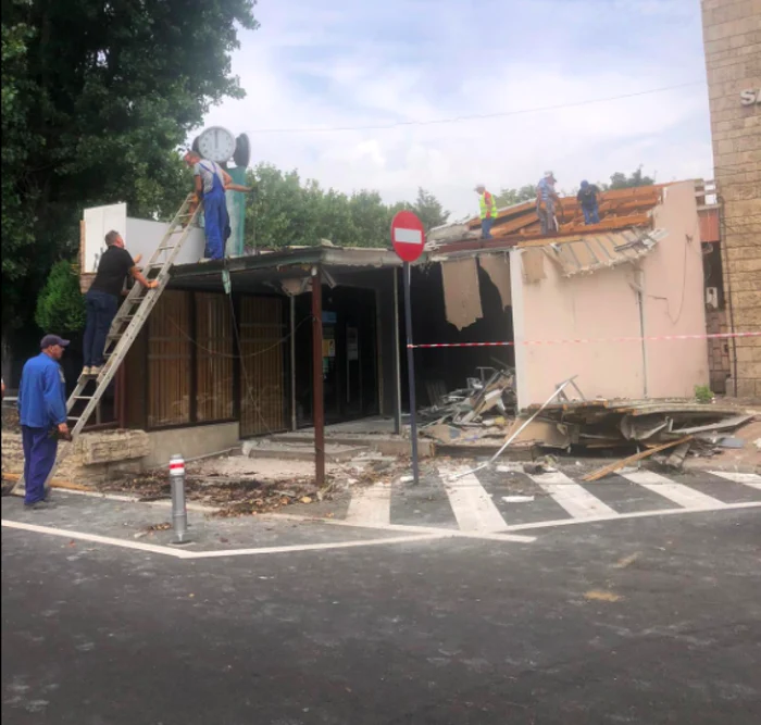 Demolare cafeneaua Entourage de la Sala Sporturilor din Constanţa Sursa Primăria Constanţa