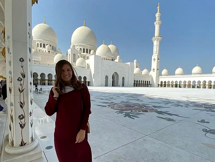 
    Simona Halep s-a fotografiat în fața Moscheei Șeicului Zayed din Abu DhabiFoto: Facebook / Simona Halep  