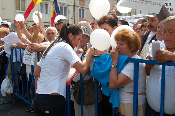 Elena Basescu a impartit autografe la Cluj-Napoca