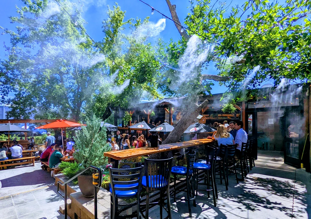 Terasa unui restaurant răcită pe timpul verii cu ajutorul aspersoarelor cu apă Icemountainmist com 