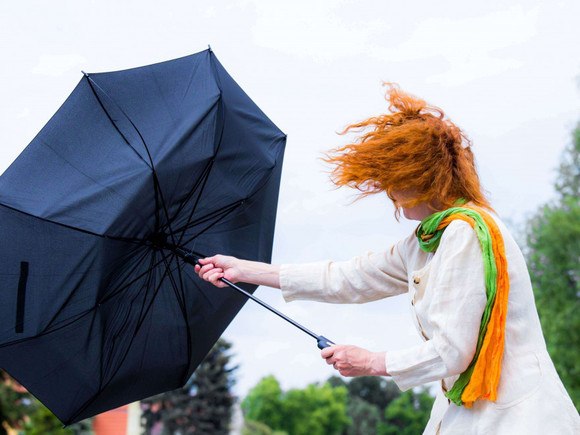 Cod galben de intensificări ale vântului în 15 judeţe, până miercuri dimineaţa. Care sunt zonele afectate