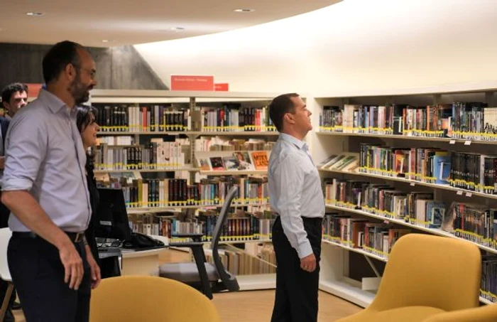 Edouard Phillippe si Dmitri Medvedev vizitand Biblioteca din Le Have FOTO EPA-EFE