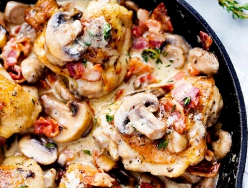 pui cu sos cremos de bacon si ciuperci jpeg