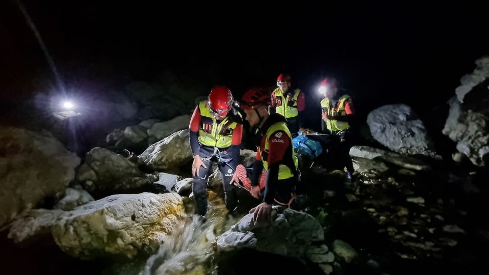 Bărbat căzut într-o prăpastie de 50 de metri, pe drumul spre Vârful Cozia. Salvatorii l-au extras în stare de semiconştienţă