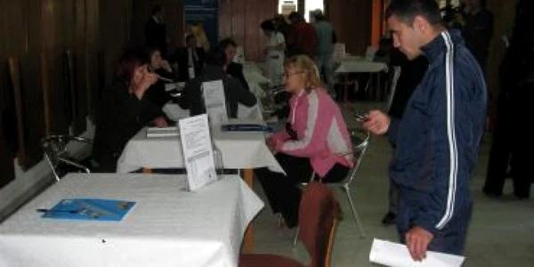Târgu-Mureş: Bursa locurilor de muncă, o şansă pentru tinerii din „promoţia crizei”