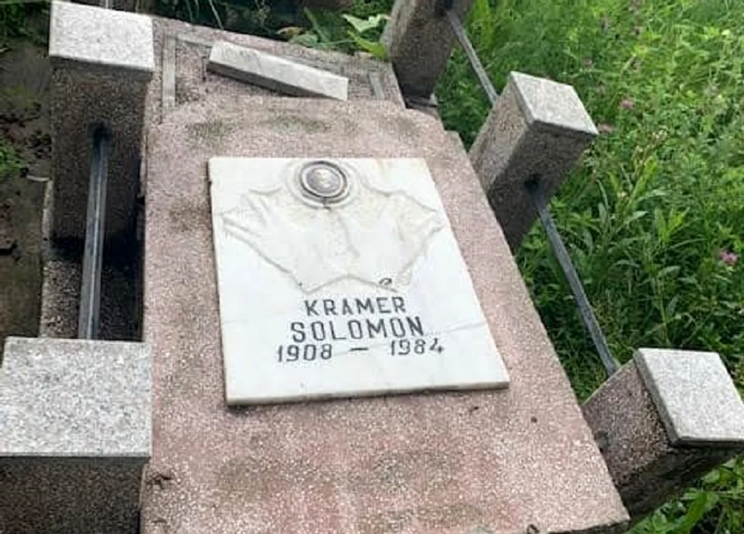 
    Anchetă a Poliţiei după ce morminte din cimitirul evreiesc din Ploieşti au fost vandalizateFoto: News.ro  