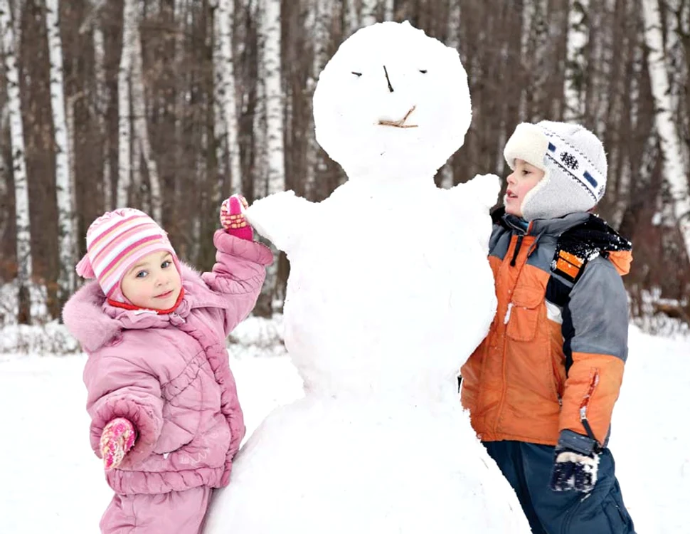 
    Nu-i lăsaţi pe  cei mici afară  fără căciulă,  mănuși și fular (foto: Shutterstock)  