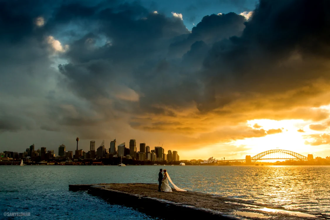 
    Cuplul a făcut fotografiile de nuntă în portul oraşului Sydney, dar a fost pozat şi de altcineva, de la distanţăFoto: Sam Yeldam  