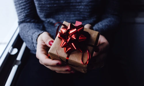 Top 5 idei de cadouri pe care sa╠å i le faci iubitei tale i╠én 2023+Cadou i╠émpachetat jpeg