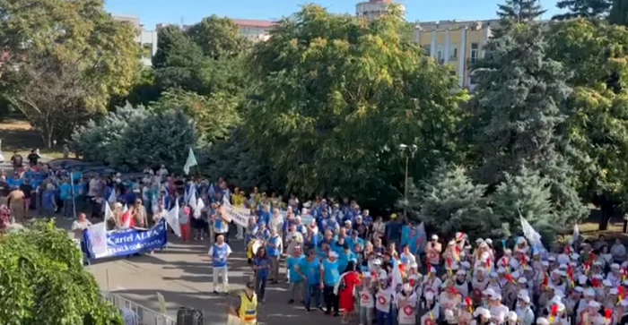 Sute de oameni protestează în fața Prefecturii din Constanța FOTO Captură video