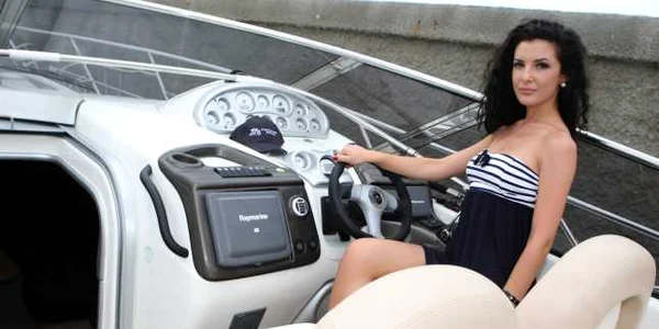 Tomis Yacht: bărci de agrement şi fete frumoase 
