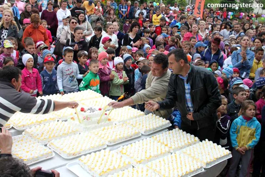 Primarul Valentin Vrabie din comuna Peştera judeţul Constanţa de Ziua Copilului Foto comunapestera.ro