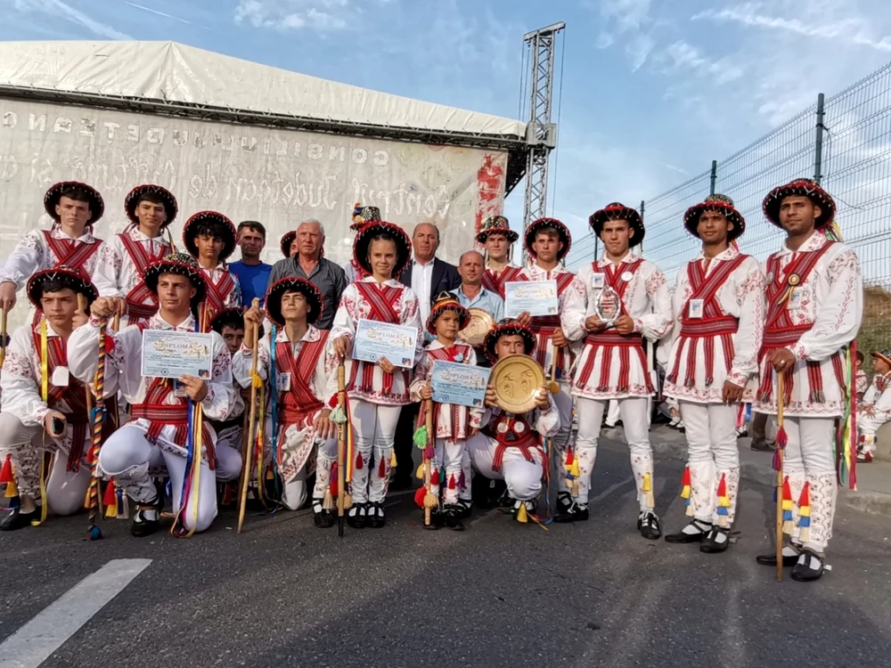 Dansatorii formaţiei „Hora Florilor“ au ridicat în 2022 trofeul Concursului Naţional „Căluşul Românesc“  FOTO: Alina Mitran