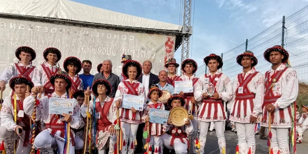 formaţia de căluşari hora florilor osica de sus a câştigat trofeul festivalului călulul românesc 2022 - foto alina mitran