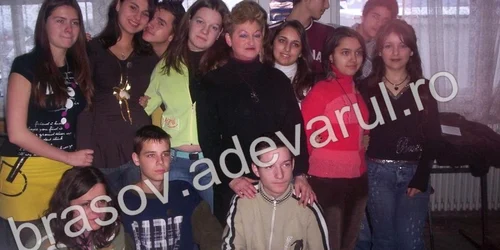 Georgeta Tănase alături de elevii clasei a-XII-a C de la Liceul de Informatică