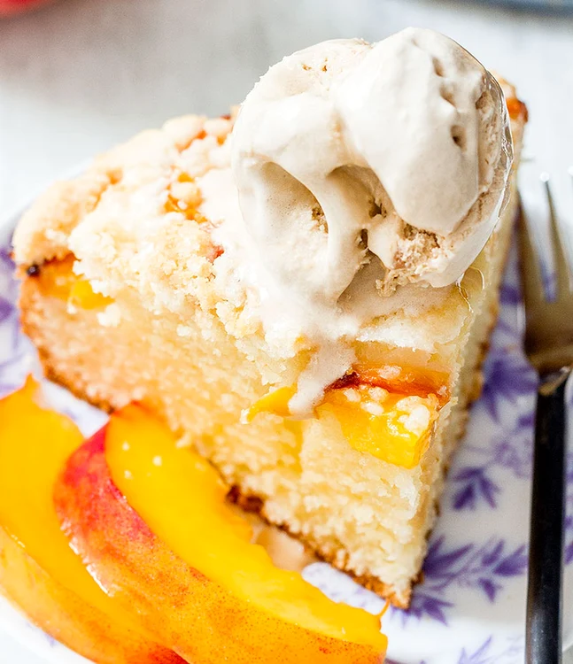 Prăjitură cu piersici. Foto: arhiva.