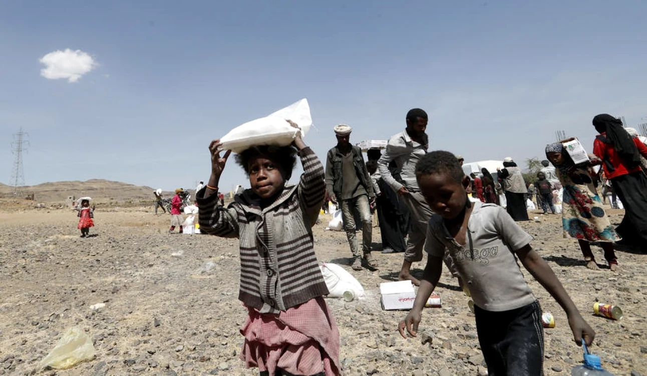 Pachete cu alimente pentru stramutatii razboiului din Yemen FOTO EPA-EFE