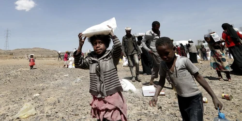 Pachete cu alimente pentru stramutatii razboiului din Yemen FOTO EPA-EFE